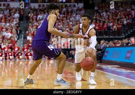 Madison, WI, États-Unis. 4 mars 2020. Wisconsin Badgers Guard d'Mitrik Trice #0 passe le ballon pendant le match de basket-ball NCAA entre les Wildcats du Nord-Ouest et les Badgers du Wisconsin au Kohl Center à Madison, WI. John Fisher/Csm/Alay Live News Banque D'Images