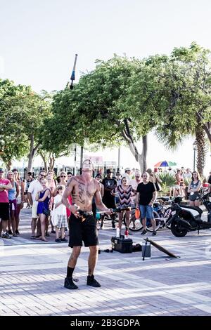 Key WEST-6 AOÛT 2015 : un artiste de rue captivera les spectateurs tout en jonglant avec les torches flamboyantes. Banque D'Images