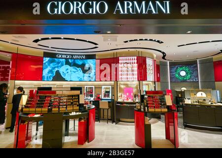 Hong KONG, CHINE - VERS JANVIER 2019 : produits de maquillage présentés au magasin Giorgio Armani dans le centre commercial New Town Plaza Banque D'Images