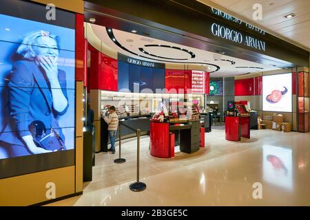 Hong KONG, CHINE - VERS JANVIER 2019 : produits de maquillage présentés au magasin Giorgio Armani dans le centre commercial New Town Plaza Banque D'Images