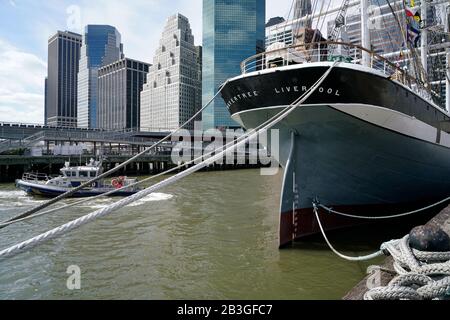 Bateau à voile à coque de fer historique Wavertree amarré à l'embarcadère 17 de South Street Seaport avec tours de bureaux en hauteur de Lower Manhattan Quartier financier en arrière-plan.New York City.New York.USA Banque D'Images