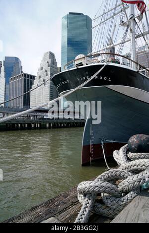 Bateau à voile à coque de fer historique Wavertree amarré à l'embarcadère 17 de South Street Seaport avec tours de bureaux en hauteur de Lower Manhattan Quartier financier en arrière-plan.New York City.New York.USA Banque D'Images