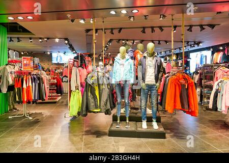 Hong KONG, CHINE - VERS JANVIER 2019 : vêtements exposés au Superdry Store dans le centre commercial Elements. Banque D'Images