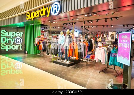 Hong KONG, CHINE - VERS JANVIER 2019 : entrée au magasin Superdry dans le centre commercial Elements. Banque D'Images