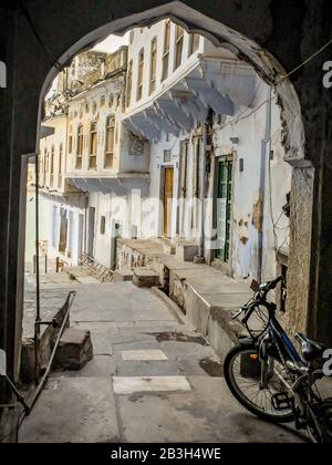 Une des nombreuses arches menant au lac Pushkar et aux alentours dans cette ancienne petite ville. Banque D'Images