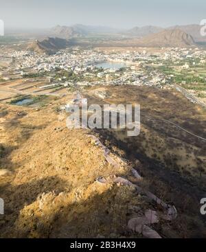 Le lac Pushkar vu à la distance que le long chemin mène du temple, situé sur la colline de Ratnagiri , un lieu de pèlerinage populaire pour les hindous. Banque D'Images