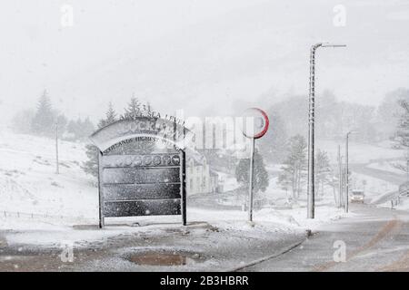 Le village de Wanlockhead signe dans la neige pendant la tempête Jorge. Février 2020. Le village le plus élevé de Scotlands. Dumfries et Galloway, frontières écossaises, Écosse Banque D'Images