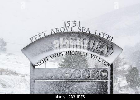 Le village de Wanlockhead signe dans la neige pendant la tempête Jorge. Février 2020. Le village le plus élevé de Scotlands. Dumfries et Galloway, frontières écossaises, Écosse Banque D'Images