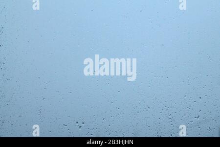 Gouttes d'eau sur le verre après la pluie, photo panoramique. Stocker la photo pour fond d'écran et fond, avec un espace vide pour le texte et la conception Banque D'Images