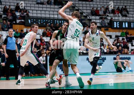 Badalona, Espagne. 04 mars 2020. Klemen Prepelic de Joventut Badalona en action avec Volodymyr Gerun de Unicaja Malaga pendant le match de deuxième stade de l'EuroCup ULEB, le Groupe H a joué entre Joventut Badalona et Unicaja à Palau Olimpic de Badalona le 4 mars 2020 à Badalona, en Espagne. Crédit: Dax/ESPA/Alay Live News Banque D'Images