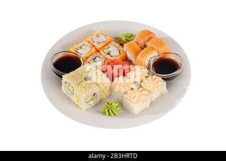 Ensemble de sushi, rouleaux, hosomaki, uramaki californie et Philadelphie, lava, sauce gingembre mariné et wasabi, isolé, l'arrière-plan blanc Vue de côté Banque D'Images