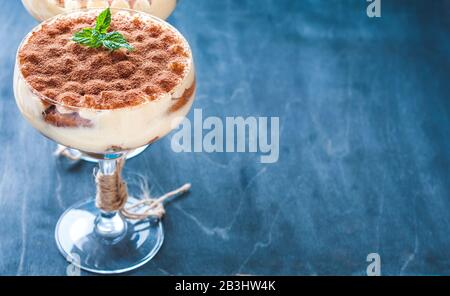 luxueux tiramisu dans des verres à cocktail décorés de poudre de cacao Banque D'Images