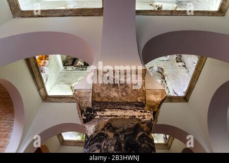 Tolède, Espagne - décembre 6, 2019 : vue de l'intérieur les voûtes de Mosquée Cristo de la Luz Banque D'Images