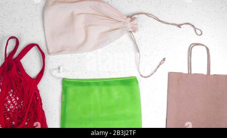 Divers types de sacs écologiques pour les produits de dhopping. Sac réutilisable en coton alimentaire, sac en papier kraft, sac en mesh. Concept zéro déchet Banque D'Images