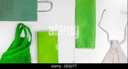 Divers types de sacs écologiques pour les produits de dhopping. Sac réutilisable en coton alimentaire, sac en papier kraft, sac en mesh. Concept zéro déchet Banque D'Images