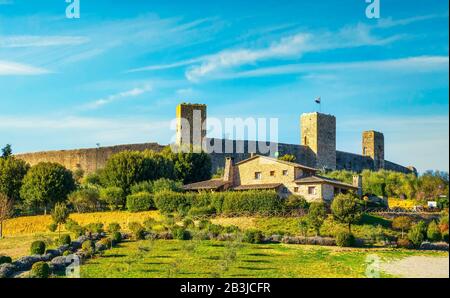 Monteriggioni village médiéval fortifié avec murs et tours de la ville, sur la route de la via francigena, Sienne, Toscane. Italie Europe. Banque D'Images