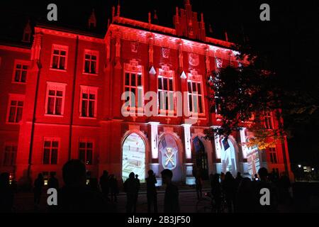 Cracovie. Cracovie. Pologne. Bâtiment principal de l'Université Jagiellonian Collegium Novum en éclairage de nuit. Banque D'Images