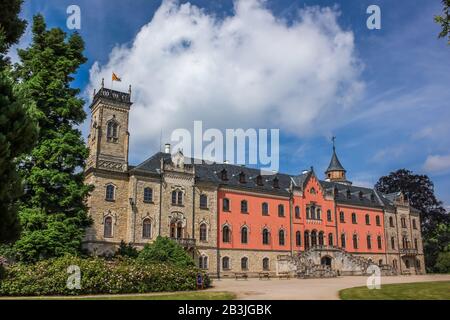 Château de Sychrov avec façade rose typique. Château de style néo-gothique avec beau parc de style anglais en été. Bohemian Paradise, République Tchèque Banque D'Images