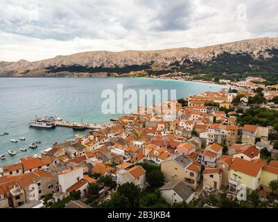 Vue Aérienne Vue panoramique de la ville de Baska, destination touristique populaire sur l'île de Krk, Croatie, Europe. Banque D'Images