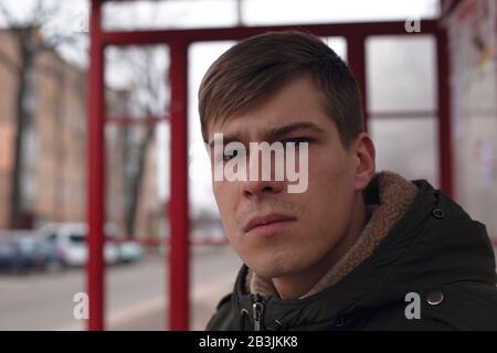 portrait d'un jeune gars de 21 à 22 ans à la fermeture d'une gare routière. Banque D'Images