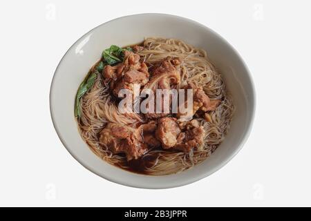 Gros plan de nouilles de porc (porc braisé) dans un bol. Banque D'Images