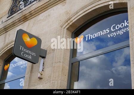 Bordeaux , Aquitaine / France - 10 10 2019 : magasin devant le logo Thomas Cook bureau fermé British global Travel Company Banque D'Images