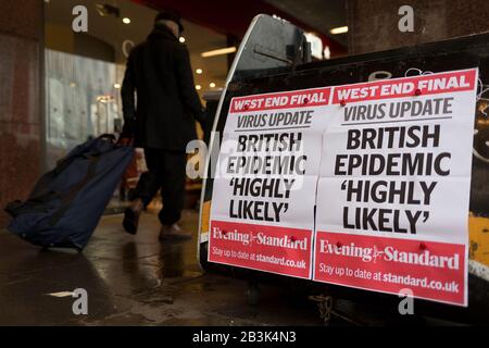 À mesure que la pandémie de coronovirus se maintient au Royaume-Uni, les autorités sanitaires signalant des cas passant de 25 à 87 en une seule journée, Le médecin-chef du Royaume-Uni, le Professeur Chris Whitty, a annoncé qu'une épidémie au Royaume-Uni était « très probable », les Londoniens ont fait les gros titres de La Norme du Soir à Victoria, dans le centre de Londres, le 4 mars 2020, à Londres, en Angleterre. Banque D'Images