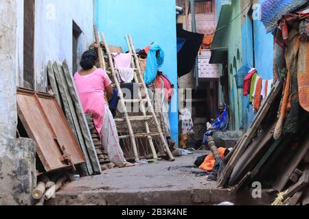 La vie dans la petite ruelle de Varanasi Banque D'Images