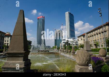 Italie, Lombardie, Milan, quartier commercial Citylife. Horizon, sur la gauche Tour Generali appelé Lo Storto par arche. Zaha Hadid. La tour Allianz droite a appelé il Dritto dell'arch. Harata Ysozaky. Dans le centre Torre Terza appelé le incurvé par Daniel Liberskind. Banque D'Images