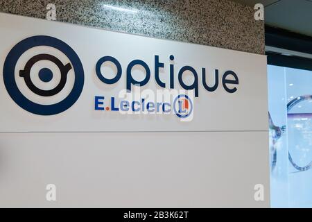 Bordeaux , Aquitaine / France - 02 01 2020 : e.leclerc logo optique boutique de signes boutique lunettes opticien françaises Banque D'Images