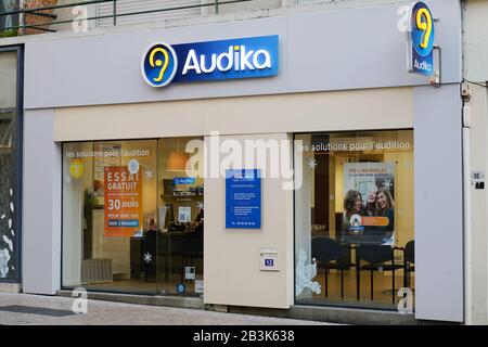 Bordeaux , Aquitaine / France - 01 20 2020 : Audika façade logo boutique agence médicale magasin d'entendre système aide médicale Banque D'Images