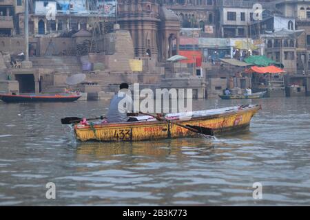 Un homme sur le bateau au fleuve Ganga Banque D'Images