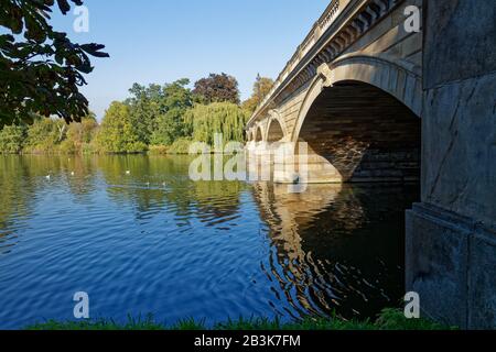 Le pont Serpentine À Cinq arches traversant le lac Serpentine à Hyde Park en fin D'Après-Midi. Banque D'Images