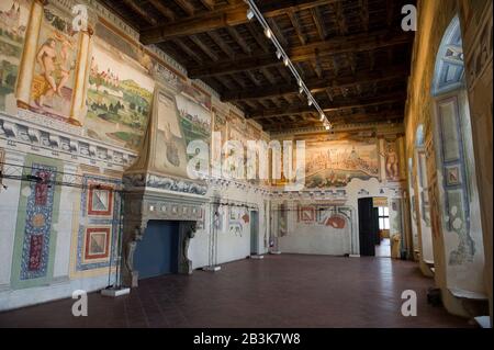 Taly, Lombardie, Melegnano - Château médiéval de Medici, imposant foyer dans la chambre de l'empereur Banque D'Images