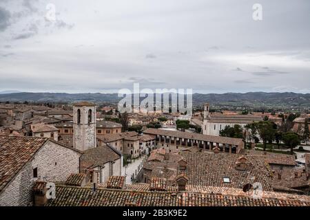 Italie, Ombrie, Vue Sur Gubbio Banque D'Images