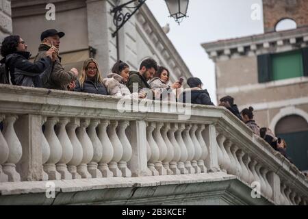 Venise, ITALIE - 10 FÉVRIER 2019 : touristes dans les rues de Venise, Italie. Banque D'Images