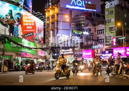 Ho Chi Minh ville, Vietnam - 31 octobre 2016 : circulation pendant la soirée à Ho Chi minh ville, Vietnam Banque D'Images