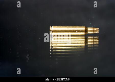 Munitions pour canons à jouets photographiés sur miroir en studio Banque D'Images