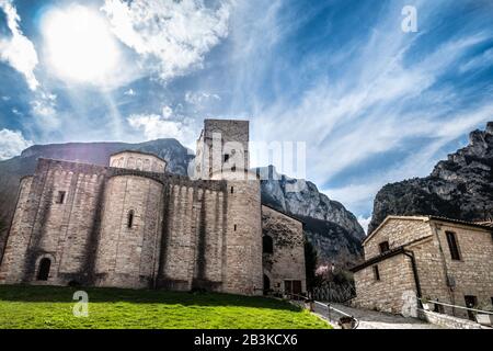 Italie, Marches, Genga, abbaye romane de San Vittore dans le parc national Monti Sibillini Banque D'Images