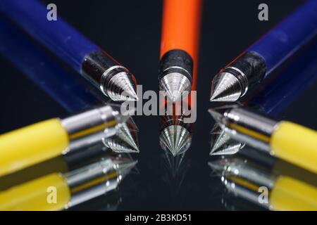 Munitions pour canons à jouets photographiés sur miroir en studio Banque D'Images