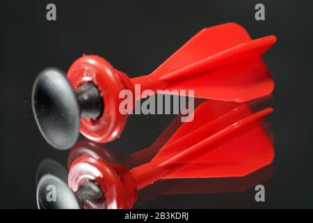 Munitions pour canons à jouets photographiés sur miroir en studio Banque D'Images