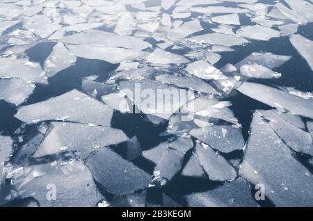 Des fragments de glace de fusion flottent sur une eau de mer en hiver, photo de fond naturelle Banque D'Images