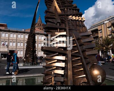 Italie, Latium, Place Tivoli Giuseppe Garibaldi, Fontaine Arques D'Arnaldo Pomodoro Banque D'Images