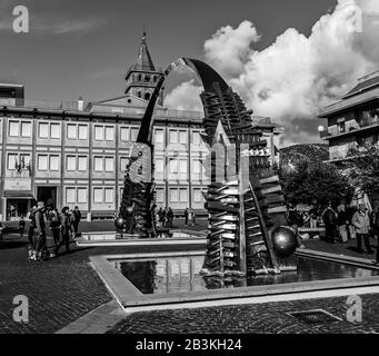 Italie, Latium, Place Tivoli Giuseppe Garibaldi, Fontaine Arques D'Arnaldo Pomodoro Banque D'Images