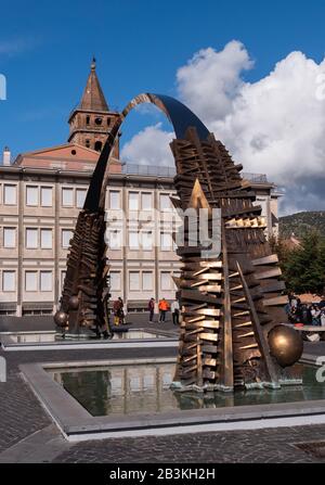 Italie, Latium, Place Tivoli Giuseppe Garibaldi, Fontaine Arques D'Arnaldo Pomodoro Banque D'Images