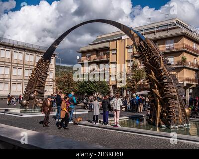 Italie, Latium, Place Tivoli Giuseppe Garibaldi, Fontaine Arques D'Arnaldo Pomodoro Banque D'Images