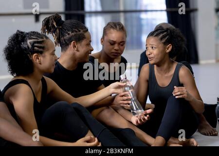 Des danseurs modernes de course mixtes parlent ensemble dans un studio Banque D'Images