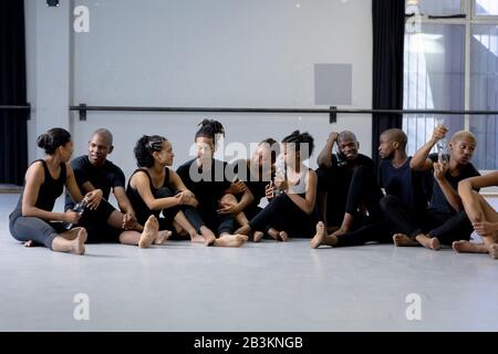 Groupe de danseurs modernes parlant ensemble dans un studio Banque D'Images