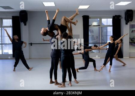 Groupe de danseurs modernes pratiquant une routine de danse dans un studio Banque D'Images