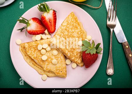 Petit déjeuner sain avec des crêpes chaudes fraîches Banque D'Images